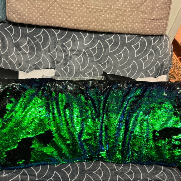 Body pillow- sequin blue and green that change to black - Picture 2 of 7